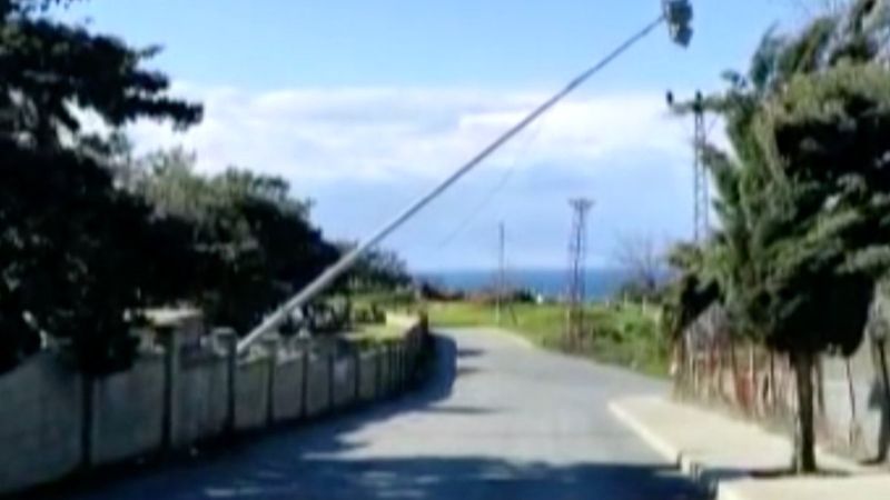 Arnavutköy'de yerinden kopan aydınlatma direği tehlike oluşturuyor