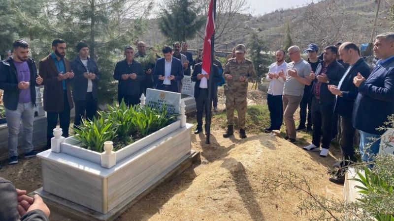 Diyarbakır'da şehit güvenlik korucusu kabri başında anıldı