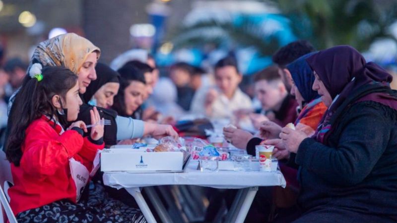 İzmirliler ilk iftarı beraber karşıladı
