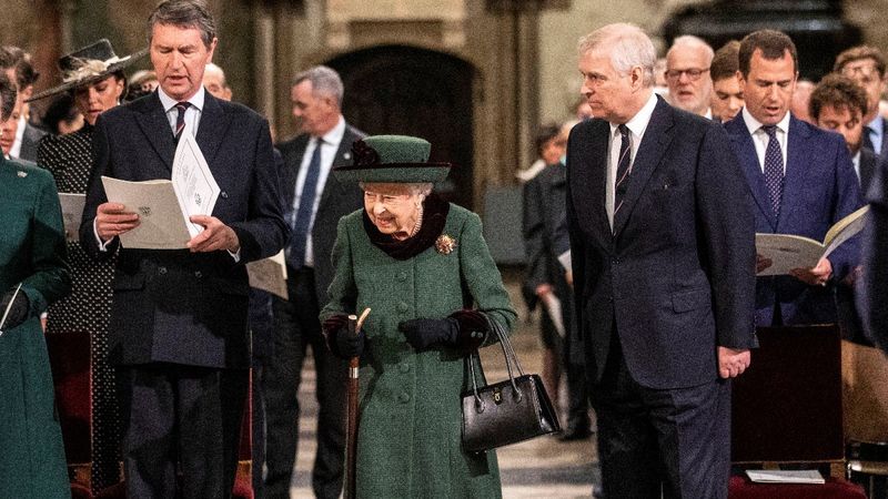 Kraliçe Elizabeth'in, Prens Andrew ile verdiği görüntü İngiltere'yi karıştırdı