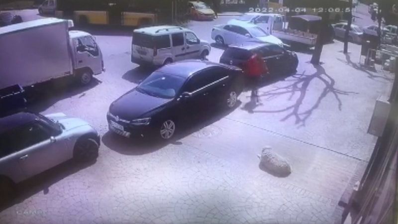 Beyoğlu'nda İETT otobüsü 4 otomobile çarptı