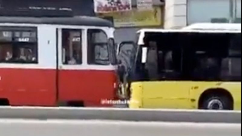 Kadıköy'de özel halk otobüsü nostaljik tramvaya çarptı