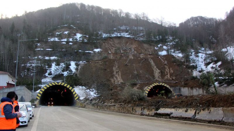 Heyelan nedeniyle kapanan Bolu Dağı Tüneli trafiğe açıldı