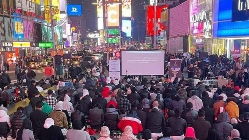 ABD'de Müsümanlar Times Meydanı'nda teravih kıldı