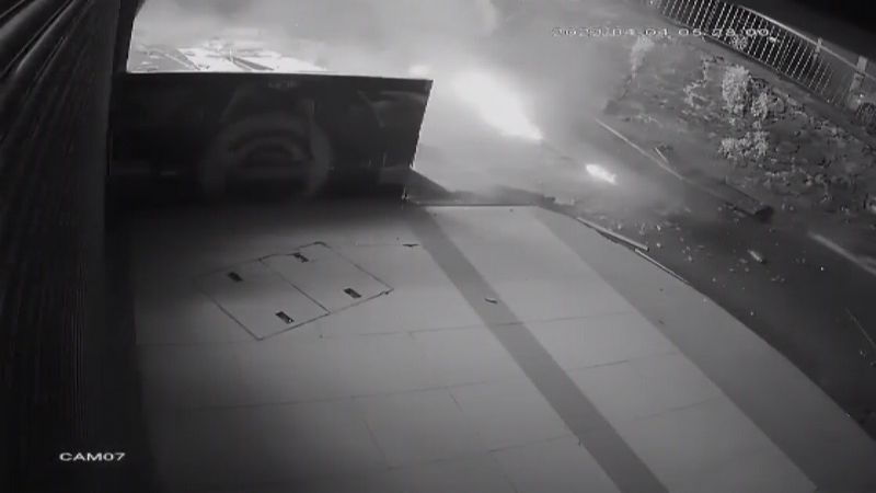 Fatih'teki otopark patlayınca beton parçaları havaya uçtu