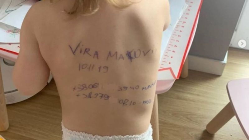 Ukraynalı anneden yürek burkan yöntem: Çocuğunun iletişim bilgilerini sırtına yazdı