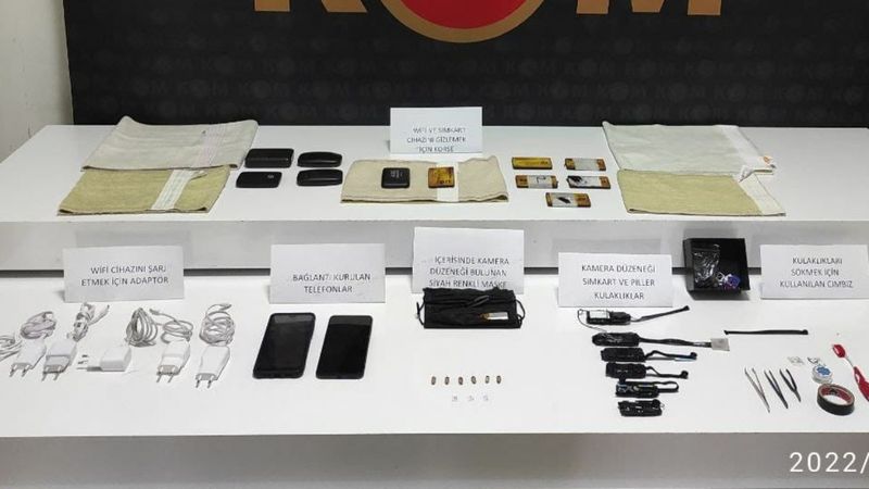 Denizli’de ehliyet sınavındaki kopya düzeneğinden 78 cihaz çıktı