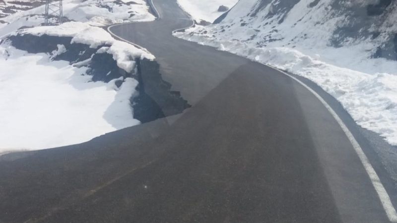 Bingöl'de heyelan nedeniyle yol çöktü