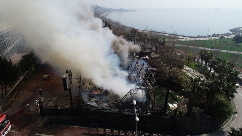 İstanbul'da alevlere teslim olan restoran kullanılamaz hale geldi