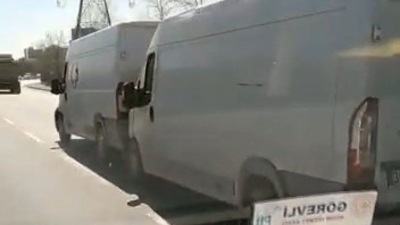 Bağcılar'da minibüs şoförleri, değdirerek araç sürdü