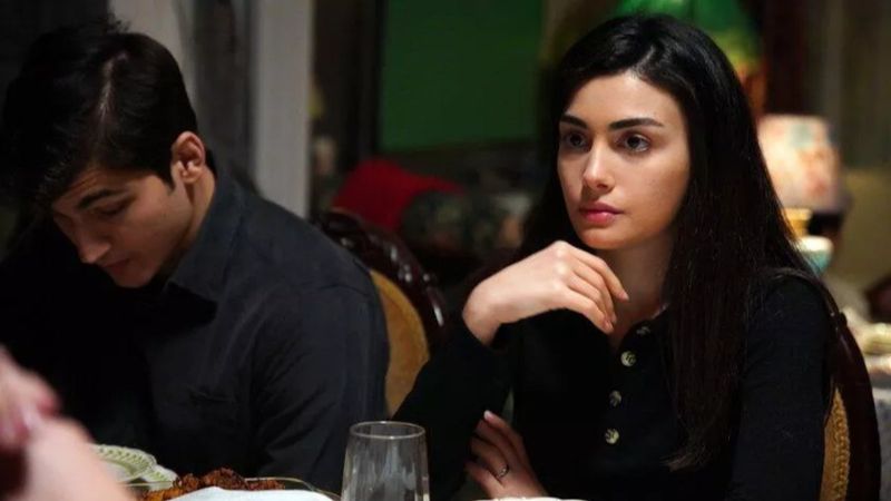 Baba'nın Büşra'sı Yemin'in Reyhan'ı... Esmer güzeli Özge Yağız'ın asıl mesleğini duyan küçük dilini yuttu!