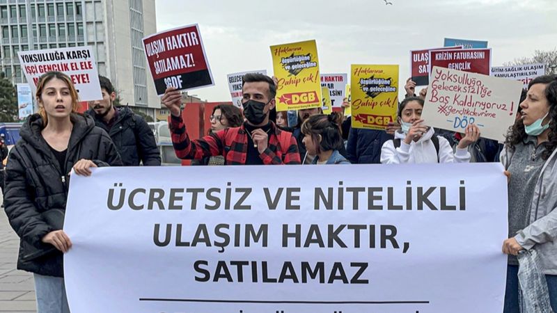 Üniversite öğrencileri, İBB önünde ulaşım zammını protesto etti