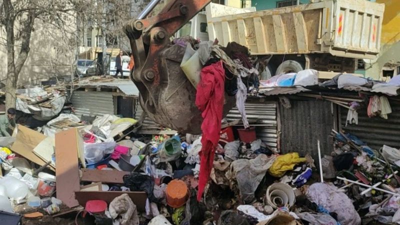 Tunceli'deki evden 6 ton çöp çıkarıldı