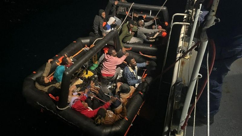 Çeşme'de 25 kaçak göçmen kurtarıldı