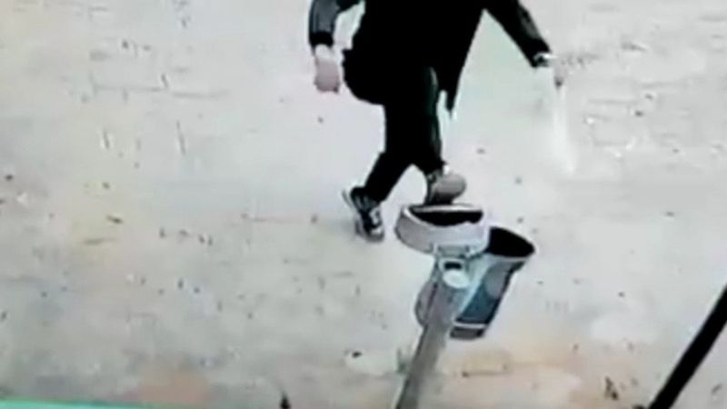 Mardin'de çöp kovasını tekmeleyip kapağını çaldı