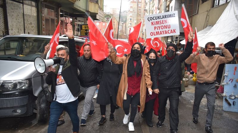 Hakkari'de HDP önünde gösteri düzenlendi