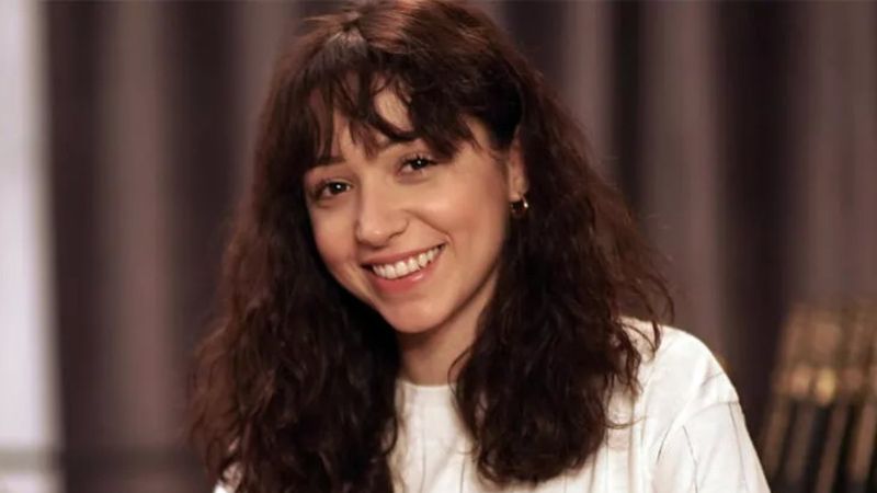 Zeynep Bastık gömleğinin düğmelerini açınca olanlar oldu! 'Aman aman ne gördük öyle...'