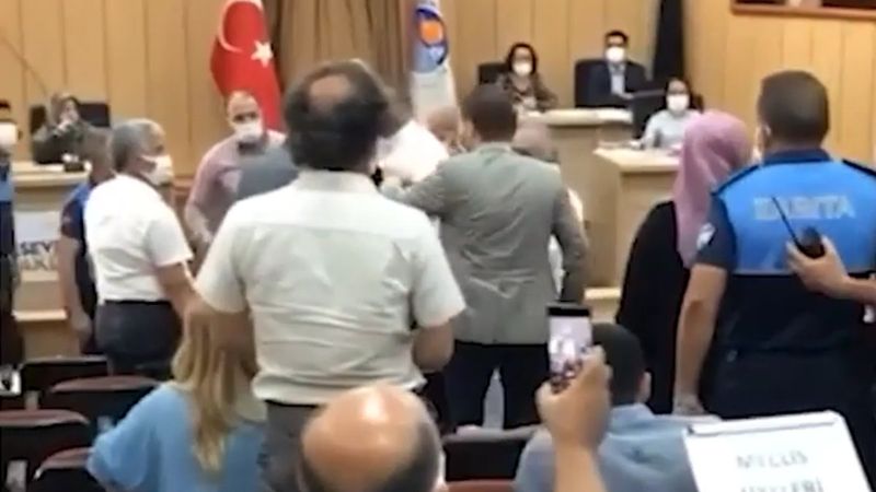 MHP’li ve HDP’li meclis üyeleri arasındaki kavga kamerada