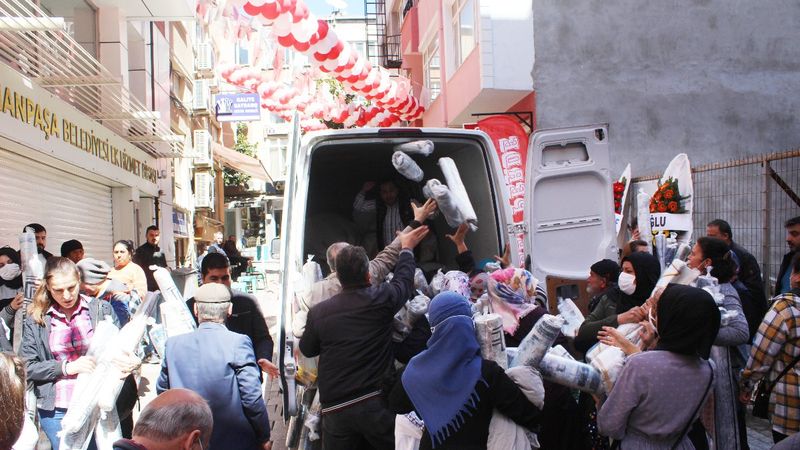 Tekirdağ'da indirim yarışı: Ürünler havada uçuştu