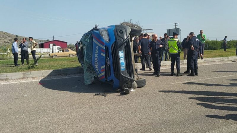 Adana'da otomobille çarpışan jandarma minibüsünde 2 asker şehit oldu