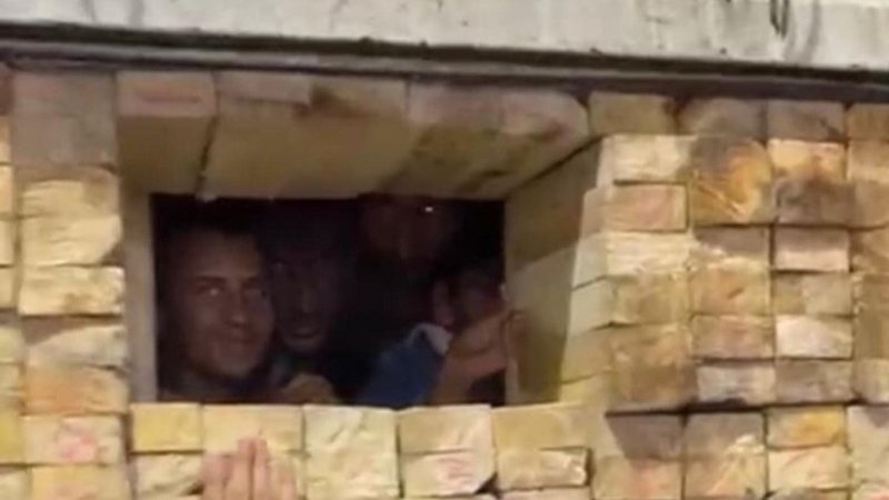 Kereste yüklü görünümlü kamyondan 113 kaçak göçmen çıktı