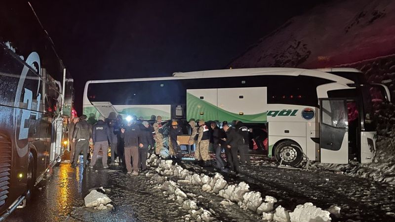 Erzurum'da yolcu otobüsü, buzlanma nedeniyle istinat duvarına çarptı