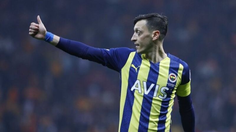 Mesut Özil'den derbi paylaşımı