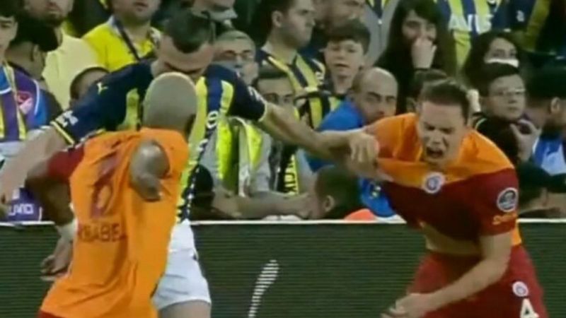 Galatasaray'dan gol öncesi faul itirazı