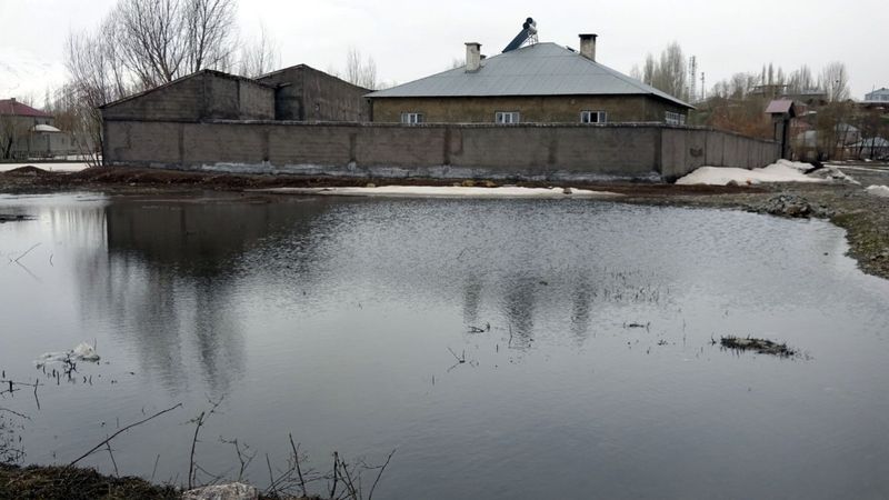 Hakkari'de yağmur sonrası dere taştı
