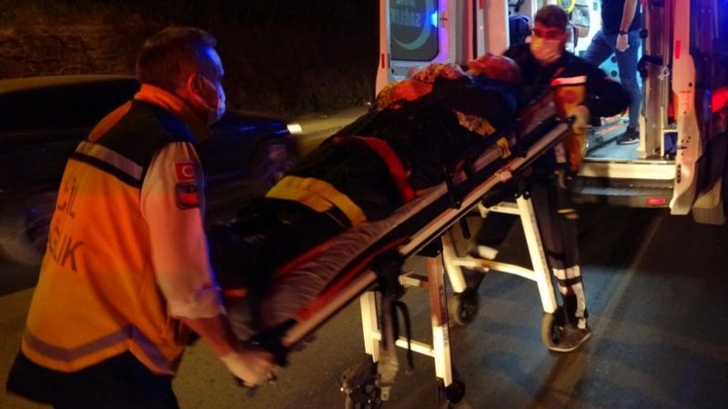 İzmir'deki kazada karı-koa, sıkışan otomobilden kurtarıldı