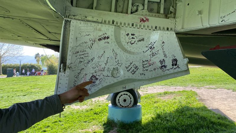 İzmit'te parktaki savaş uçağına yazı yazılmasına tepki