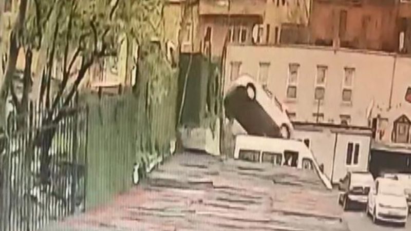 Kağıthane'de el freni çekilmeyen araç otoparka uçtu