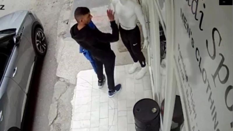 Kayseri'de mankenin üstündeki eşofmanı çaldı, selam verip kaçtı