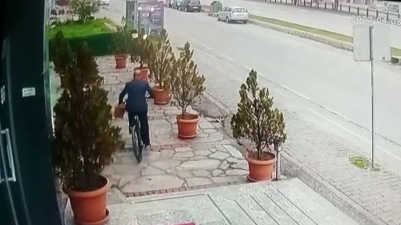 Samsun'da takım elbiseli hırsız kamerada