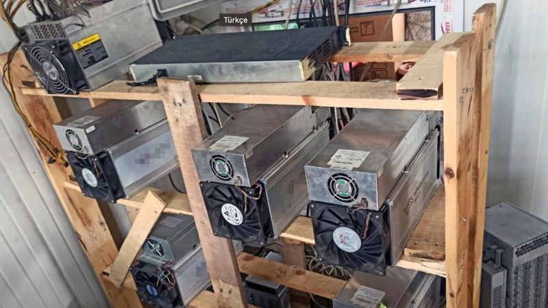 Adana'da evinin çatısında kripto para üretimi yapan şahıs yakalandı