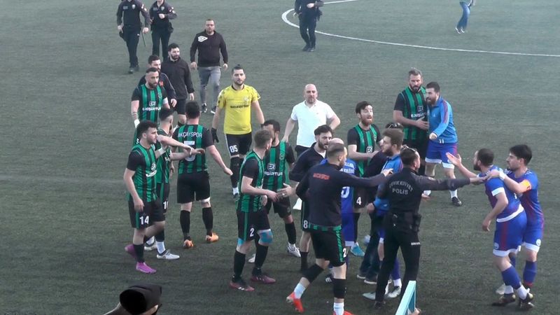 Amatör maçta yumruklar havada uçuştu