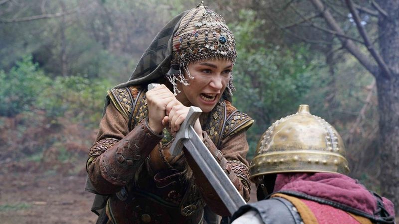 Kuruluş Osman'ın Aygül'ü gömleğinin düğmelerini açtı, görenin nevri döndü! 'Kılıç gibi keskinsin'