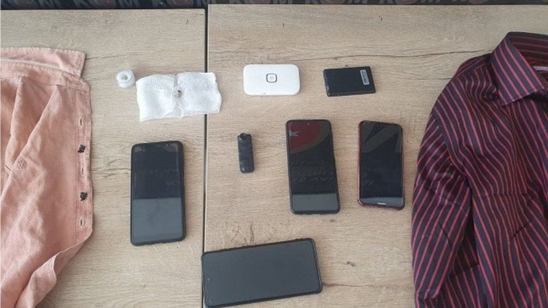 Kahramanmaraş’ta ehliyet sınavındaki kopyacılar, düzenekleri ile yakalandı