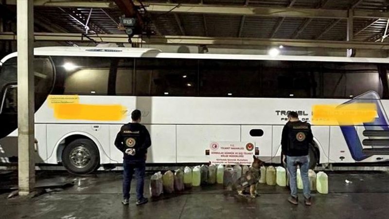 Ağrı'da yolcu otobüsünden 345 kilogram sıvı metamfetamin çıktı