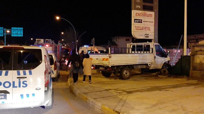 Çorum'da kontrolden çıkan araç benzinliğe girdi