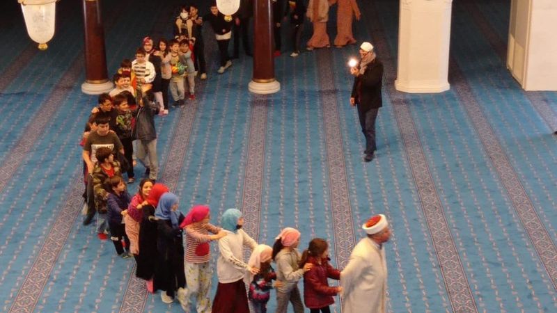 Çocuklara camiyi sevdirmek isteyen imamdan harika yöntem