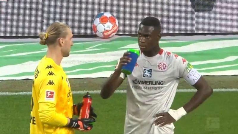 Hakem izin verdi, Moussa Niakhate orucunu açtı