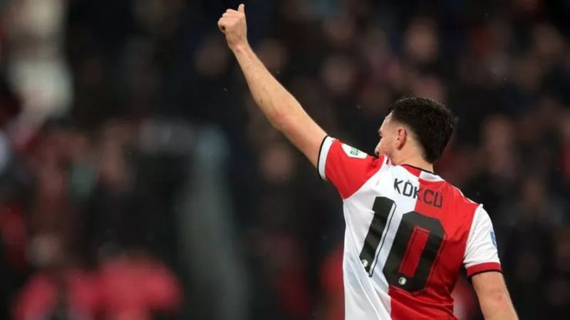 Orkun Kökçü performansıyla alkış alıyor