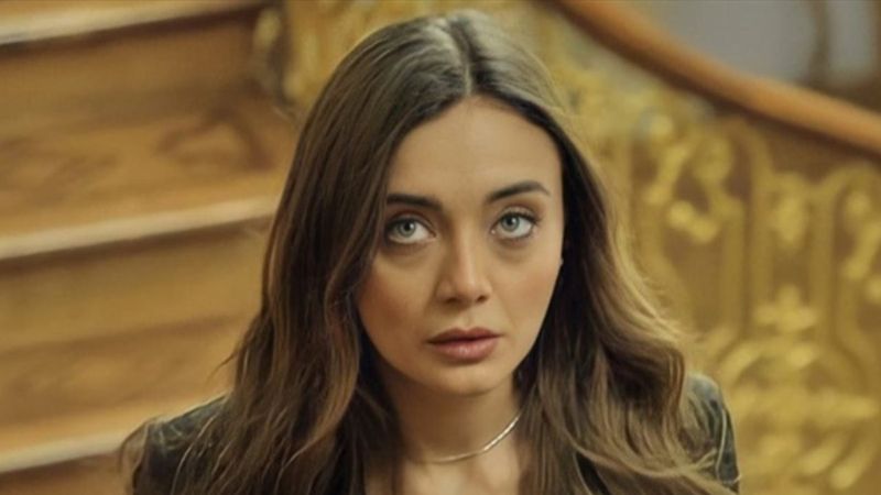 Çukur'un Efsun Koçovalı'sı yaptı yapacağını! Derin yırtmaçlı elbisesiyle sosyal medyayı yaktı.. 'O duruş ne'