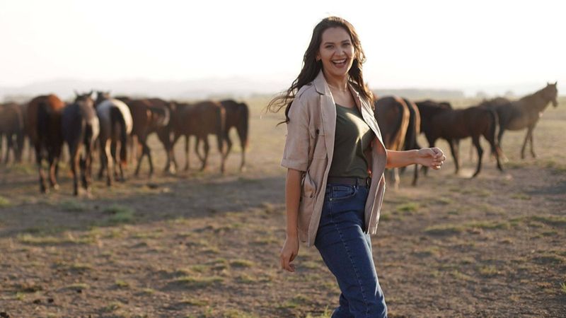 Gönül Dağı'nın Dilek'i kıvrak çıktı, dekolteli elbisesiyle fiziğini konuşturdu! 'Aman kasabalı görmesin'