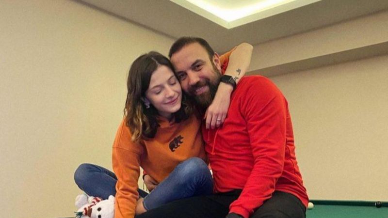 Beyaz taytıyla esnedikçe esnedi! Sercan Yıldırım'ın eşi amuda kalktı, vücudunu saran taytı olay oldu...