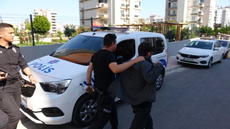 Mersin'de, boşanma aşamasındaki eşini rehin aldı