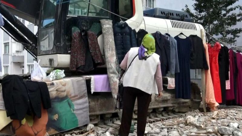 Avcılar'da pazarcılar tarafından vitrin olarak kullanılan buldozer