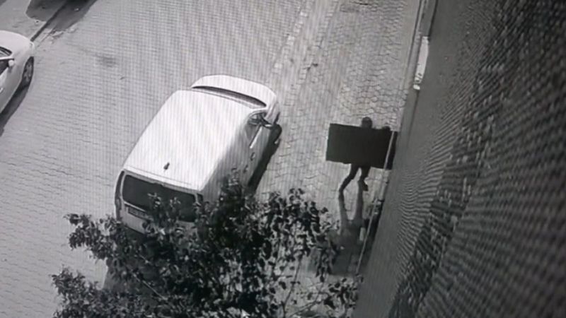 Sultangazi'de yoldaki 70 kilogramlık demir kapağı, tek başına kaldırıp çaldı