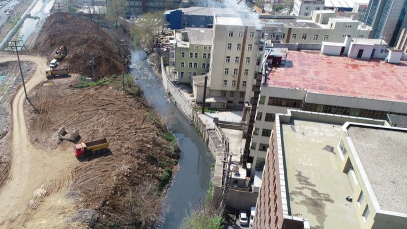 Mavi, siyah akan Ayamama Deresi, Marmara'ya dökülüyor
